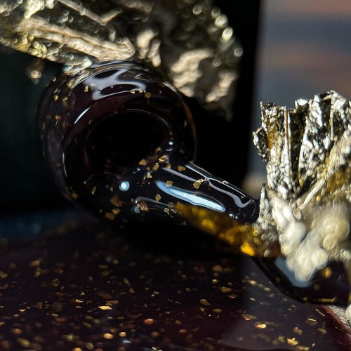 NAILSOFTHEDAY Malbec base Potal 05 - witrażowa ciemno-brązowa baza hybrydowa ze złotymi płatkami, 10 ml 2