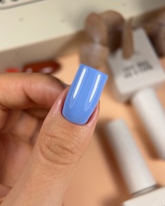 NAILSOFTHEDAY Jeans Gel Polish – chłodny niebiesko-szary lakier hybrydowy, 10 ml