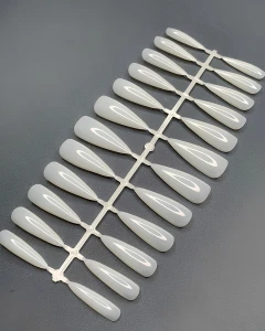 Mleczne tipsy do przedłużania paznokci w pojemniku, 240 szt (Stiletto)