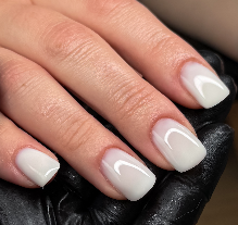 Manicure biały żel DIVNA 25 – efekt czystej bieli na paznokciach