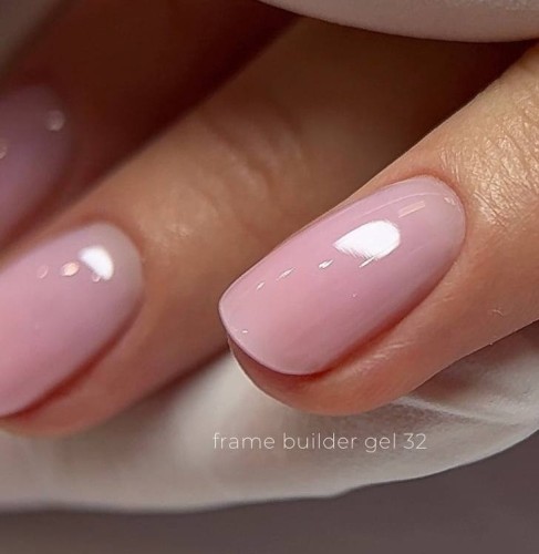 Manicure jasnoróżowy żel DIVNA 32 – naturalny efekt połysku