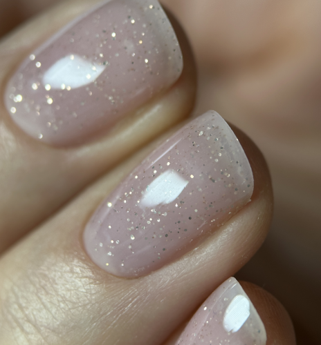 Manicure z błyskiem żel DIVNA 37 – efekt lśniących paznokci nude