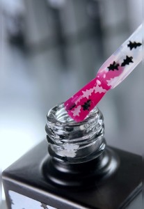 NAILSOFTHEDAY Party top 07 – przezroczysty top z czarnymi i białymi choinkami, bez lepkiej warstwy, 10 ml.