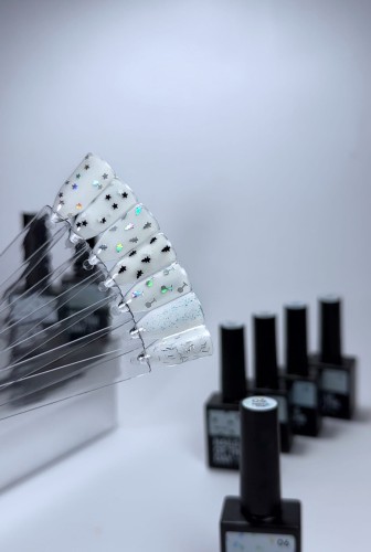 NAILSOFTHEDAY Party top 05 – przezroczysty top z białymi i czarnymi gwiazdkami, bez lepkiej warstwy, 10 ml 4