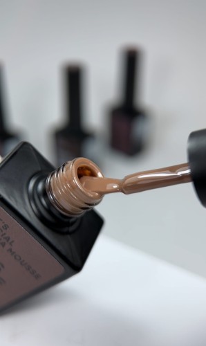 NAILSOFTHEDAY Let's special Mocha Mousse - ciepły karmelowo-beżowy lakier hybrydowy, 10 ml 4