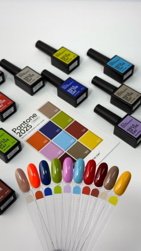 NAILSOFTHEDAY Let's special Pantone 2025/7 - klasyczny czerwony lakier hybrydowy, 10 ml 5